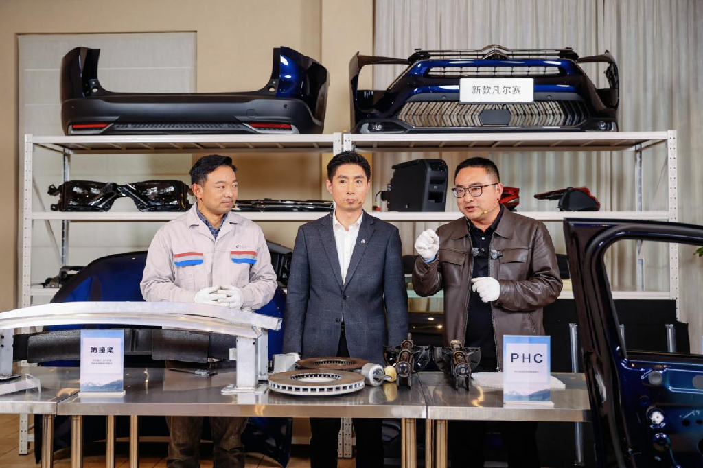 新车上市不搞发布会搞拆解？凡尔赛C5 X把用料全摊开了