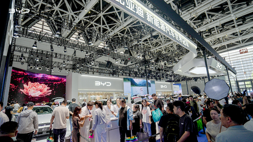 智行西安车展 比亚迪大唐EV25万起预售 海狮05热销