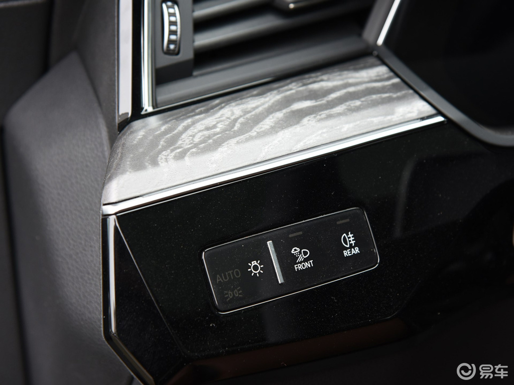 奔驰eqc灯光控制采用的是旋钮 按键 滚轮的操控方式,而奥迪e-tron采用