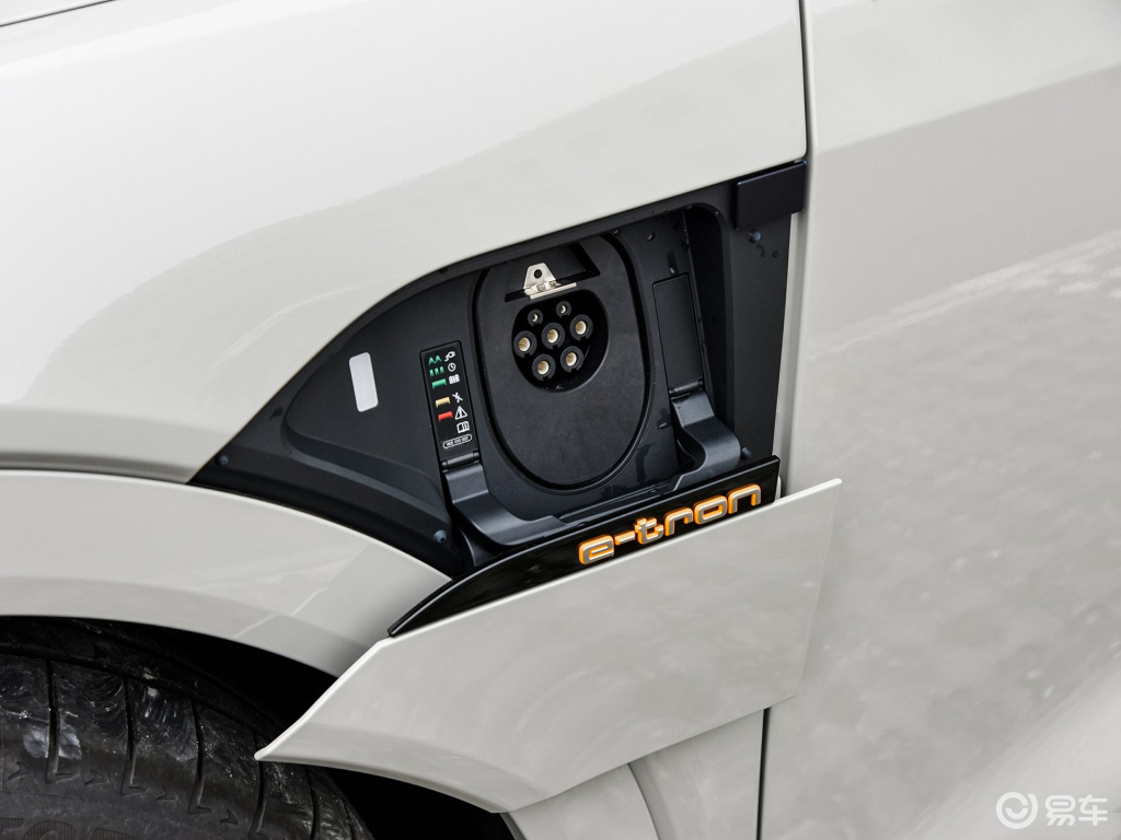 奥迪e-tron快充和慢充充电接口分别设置在两侧翼子板处,最大充电功率