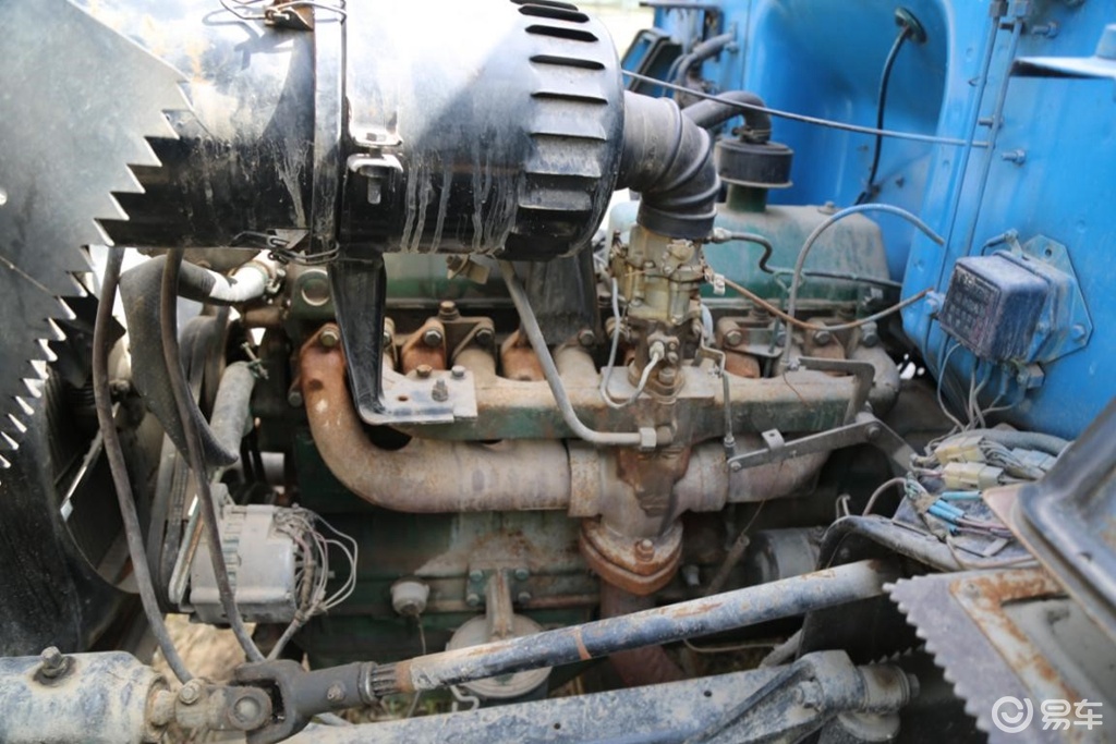 空滤支架固定在发动机的进气歧道上,另一端直接与化油器连接