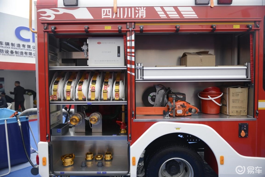 易车 正文乘员舱内部的空间非常宽敞,一共设置了五张消防员座椅.