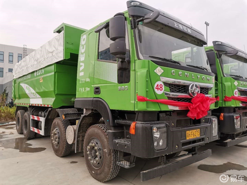 轻松应对三大难题 红岩杰狮8×4国六自卸车