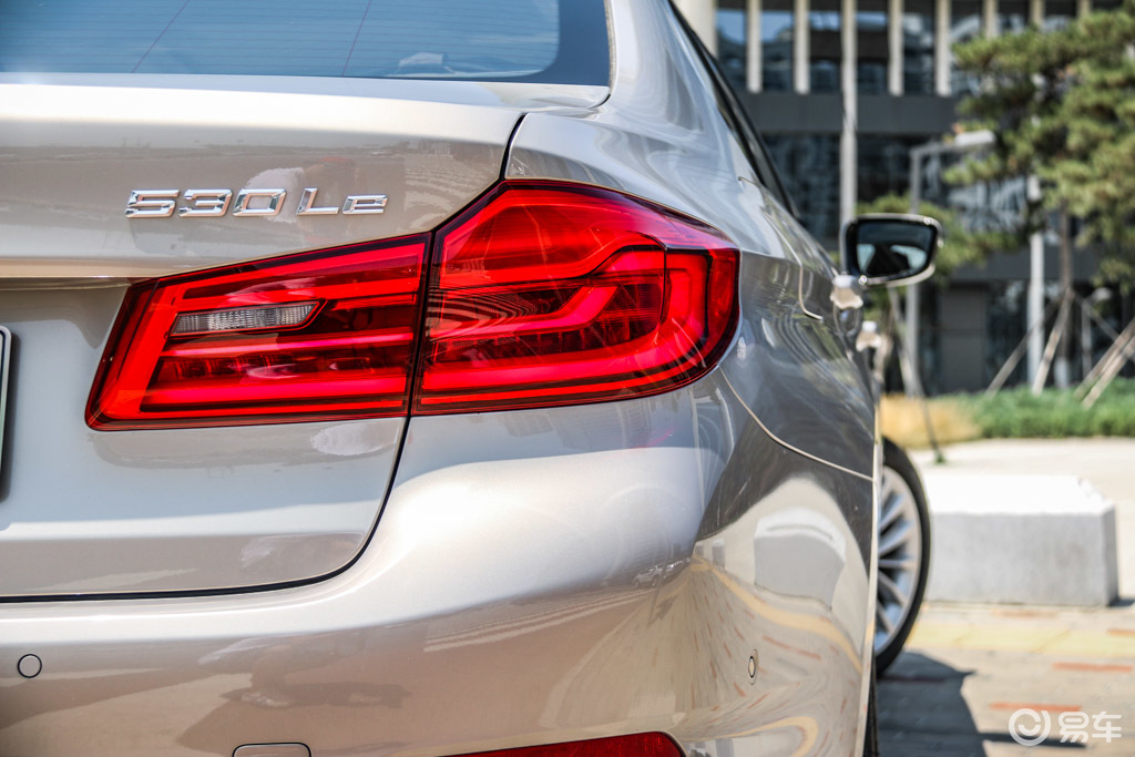 宝马5系 插电混动车身-尾灯-易车