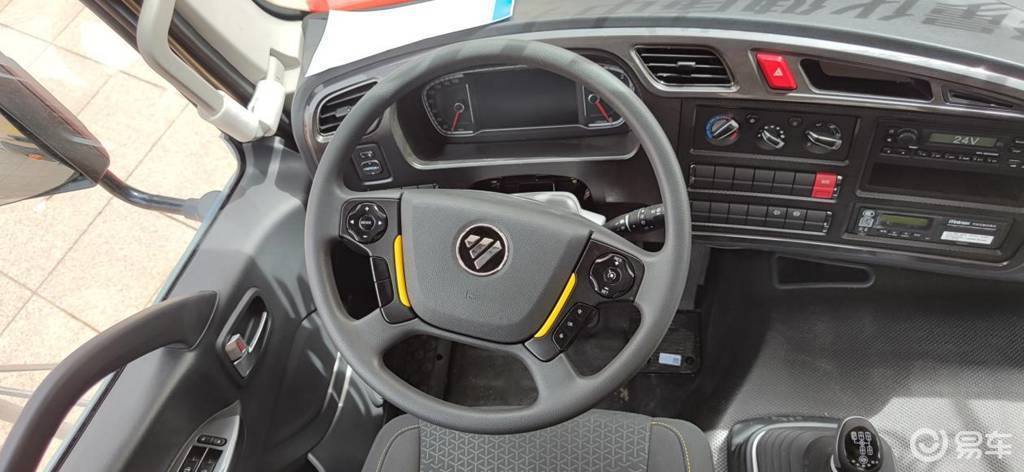 奥铃大黄蜂内饰部分整体采用黑色的设计_易车