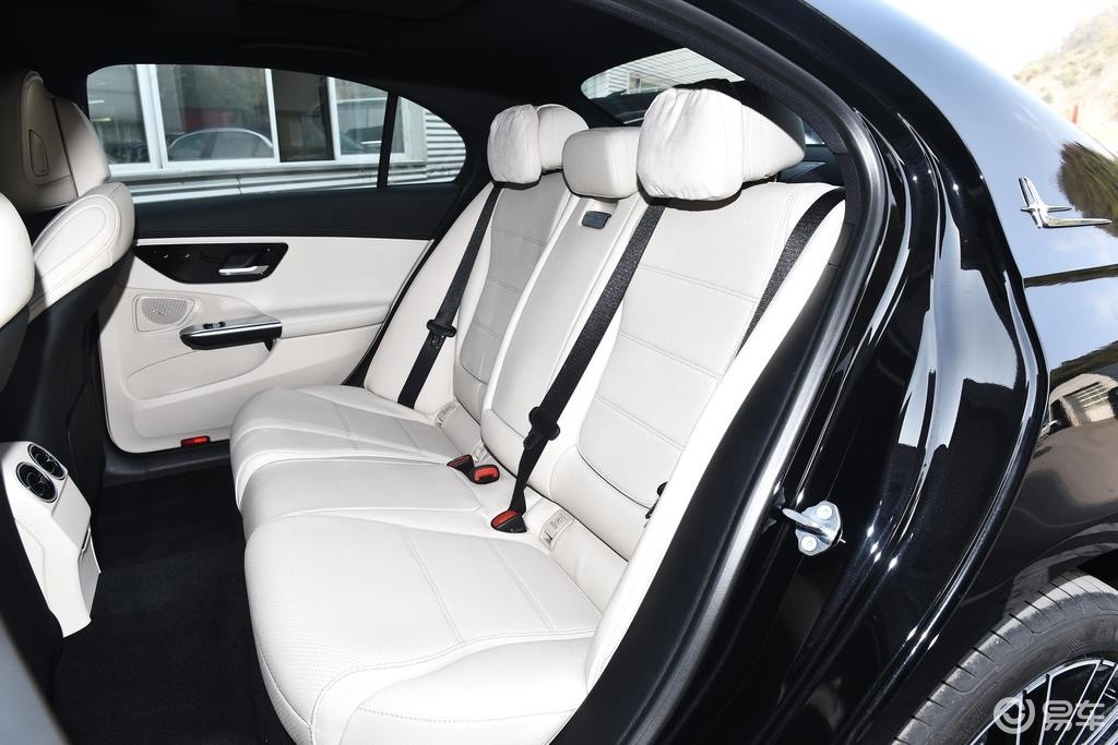 另外,奔驰c级的内饰是它的最大卖点,搭配氛围灯,给人科技与豪华并存的