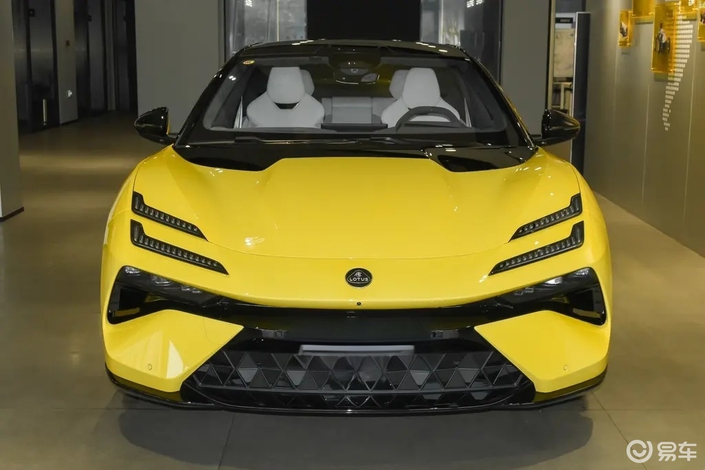 53.8万元起！26款莲花Emeya上市，配置升级更豪华