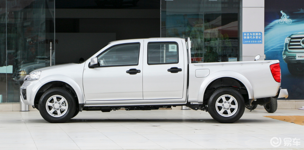 货箱尺寸为1820/1520/460mm,额定载重675kg,相对于常规皮卡来说,运力