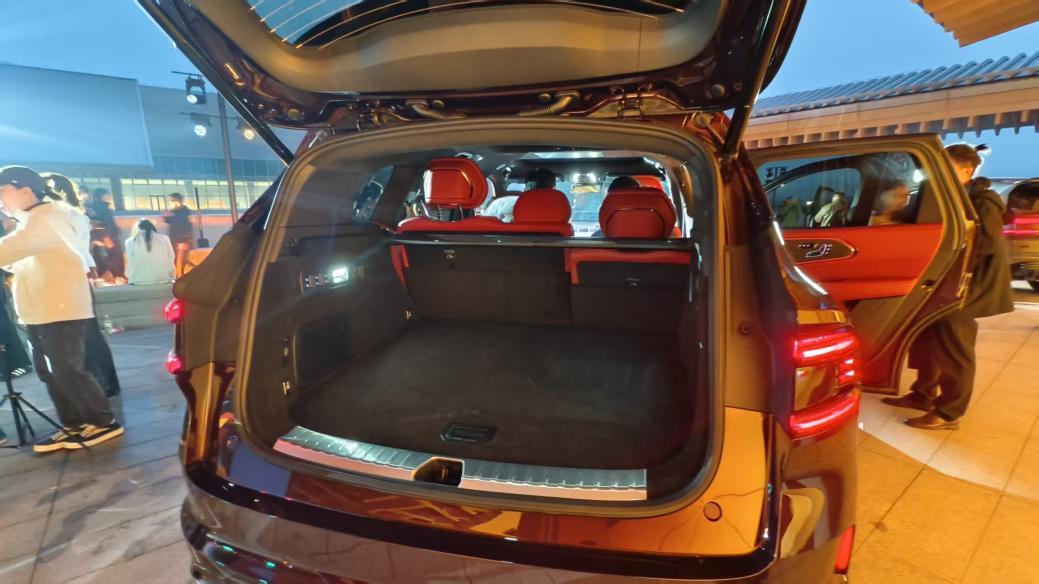 公路“全能战神”极氪8X 限时32.98万元起售