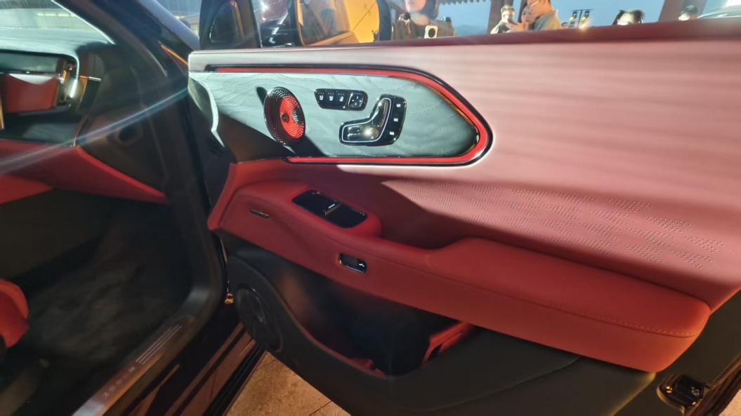 公路“全能战神”极氪8X 限时32.98万元起售