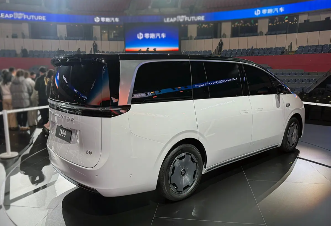零跑发力了，首款MPV亮相，配增程纯电双动力，有何看点？