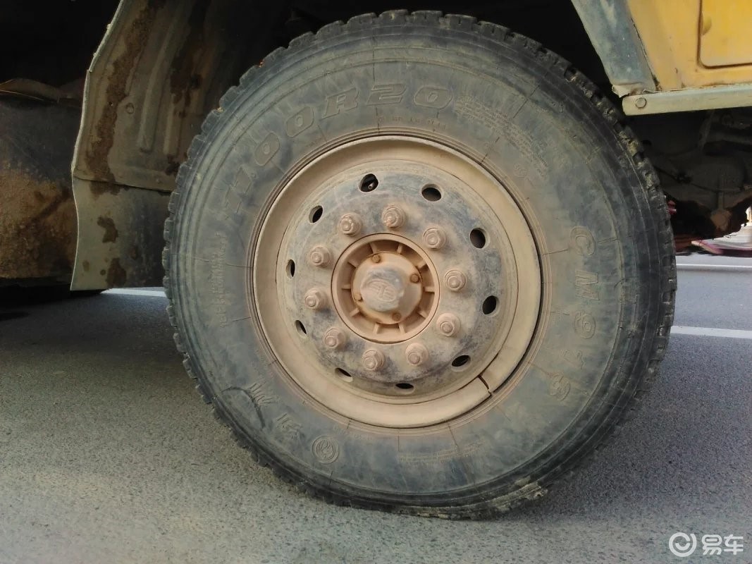 采用了尺寸为11.00r20的轮胎,前桥轴头上还印有解放的logo.