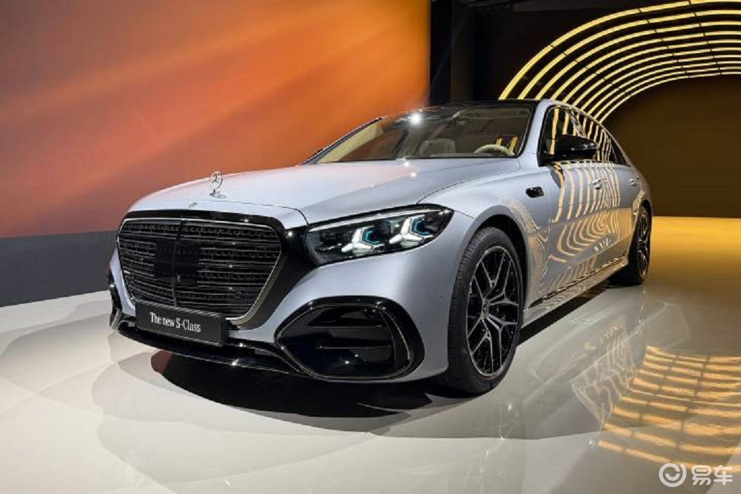 新款奔驰S级正式亮相，采用新前脸，内饰采用满屏布局