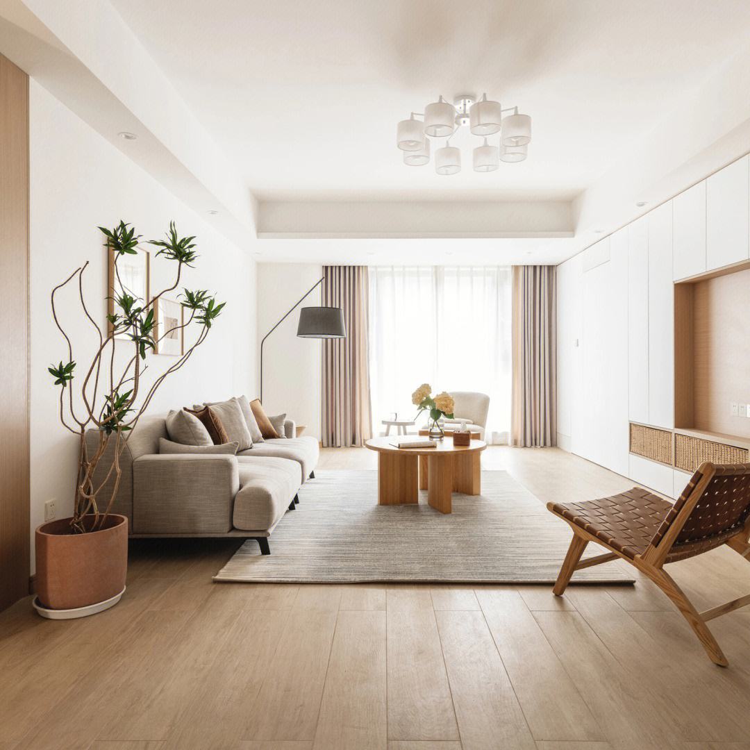 房间里有桌子和椅子  描述已自动生成