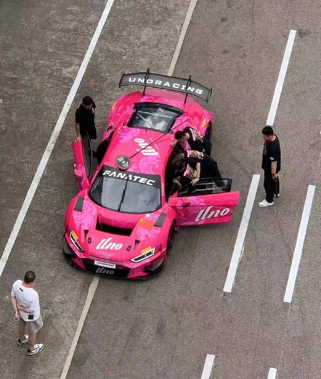 王一博开奥迪R8 GT3下赛道练车，未来将登陆GT3赛事_易车