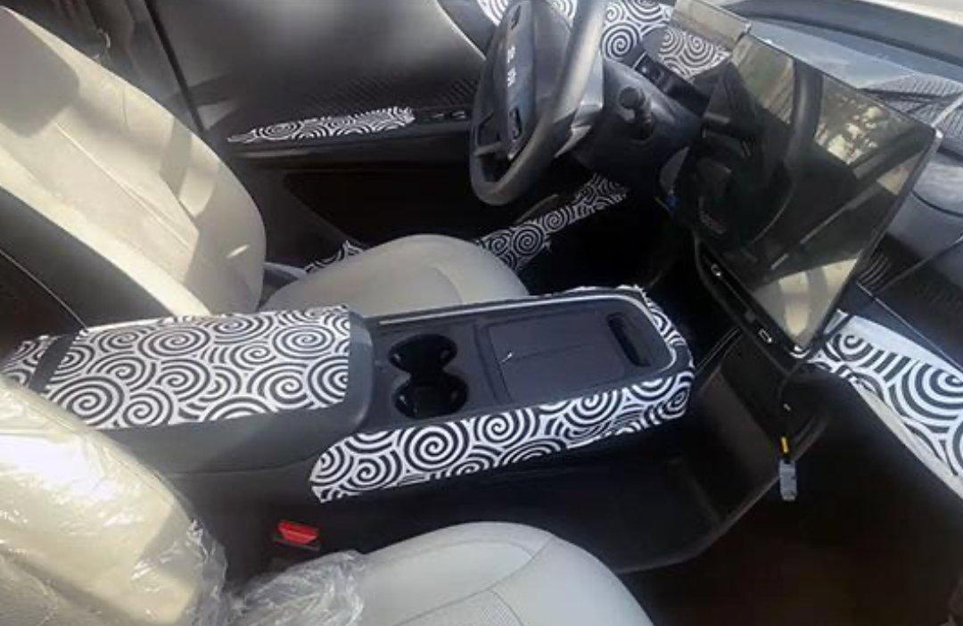 极狐S3预告图,贯穿式分段大灯+三种动力,北京车展亮相!