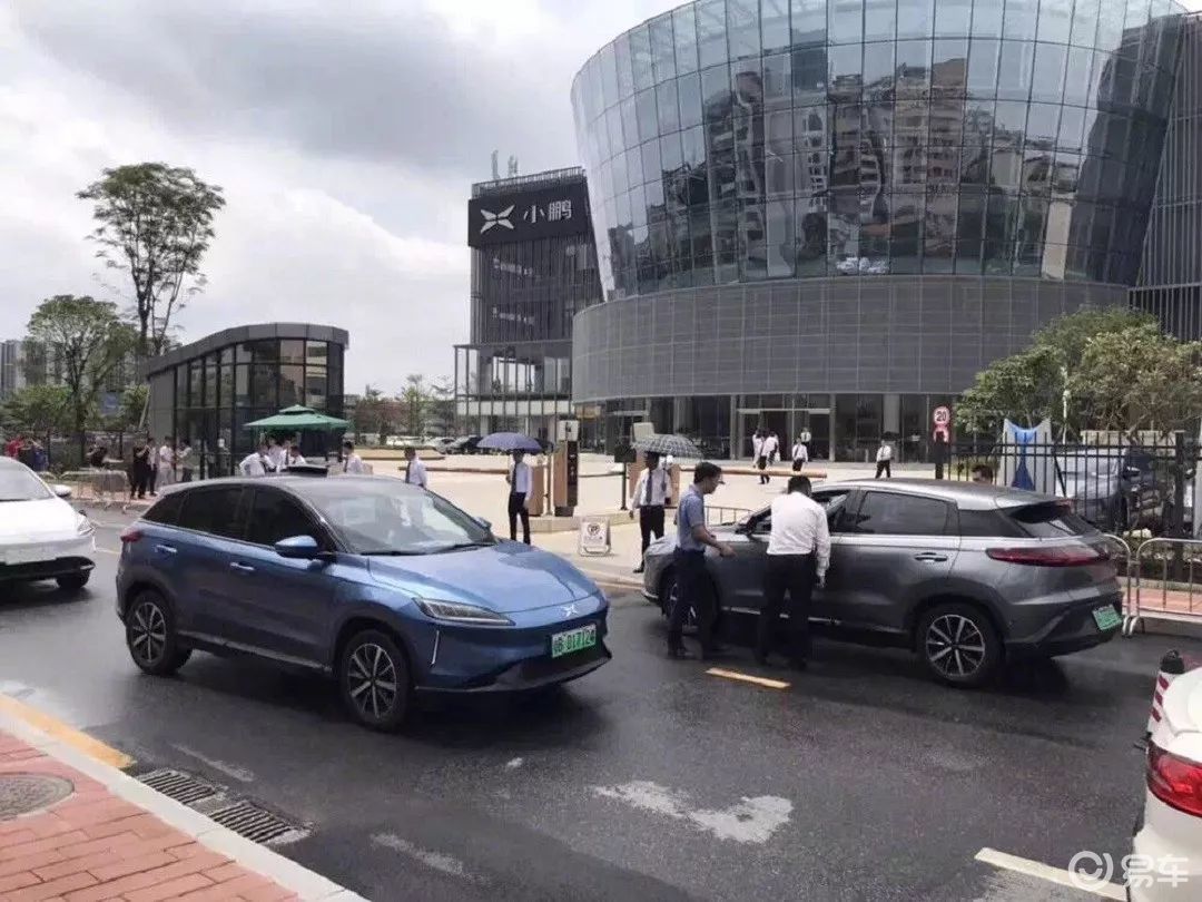 广州车揭示车主维权，被保安抬呈现场！小鹏汽车回应：多次恶意在车主群进攻他人