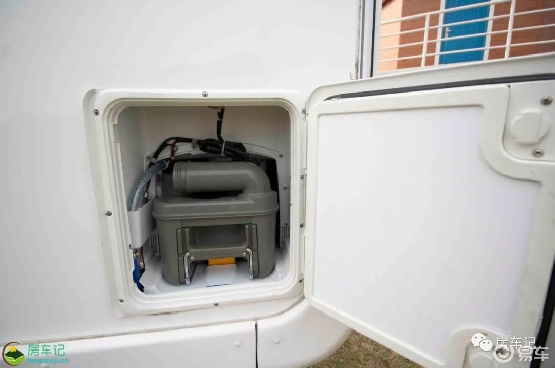 在    左侧尾部是该车的黑水箱抽拉仓,黑水箱的容量为 17l ,操作