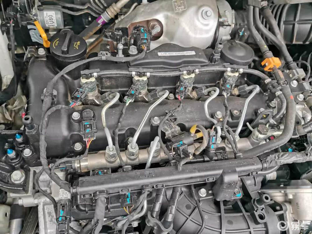 首先要关注的是车辆发动机是否有漏油的状况,如果有的话就要留心一下