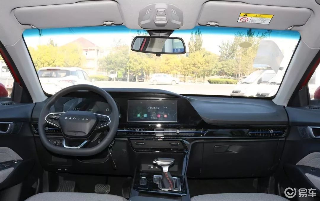 新宝骏首款新能源车e300首发亮相.