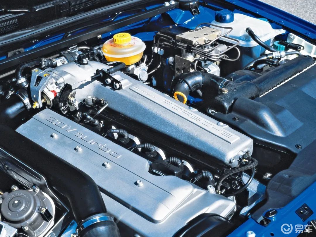 随后而来的奥迪rs2,比s2更加暴力,在保时捷的协助下(可以看到发动机上