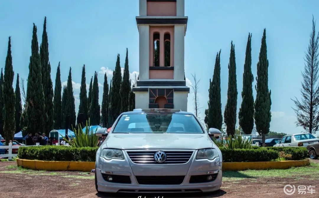 除此之外,迈腾还有瓦罐车型,也就是迈腾旅行版,这款外观与大众经典r36