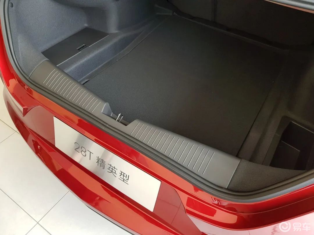 凯迪拉克ct4后排_后备箱_尾箱