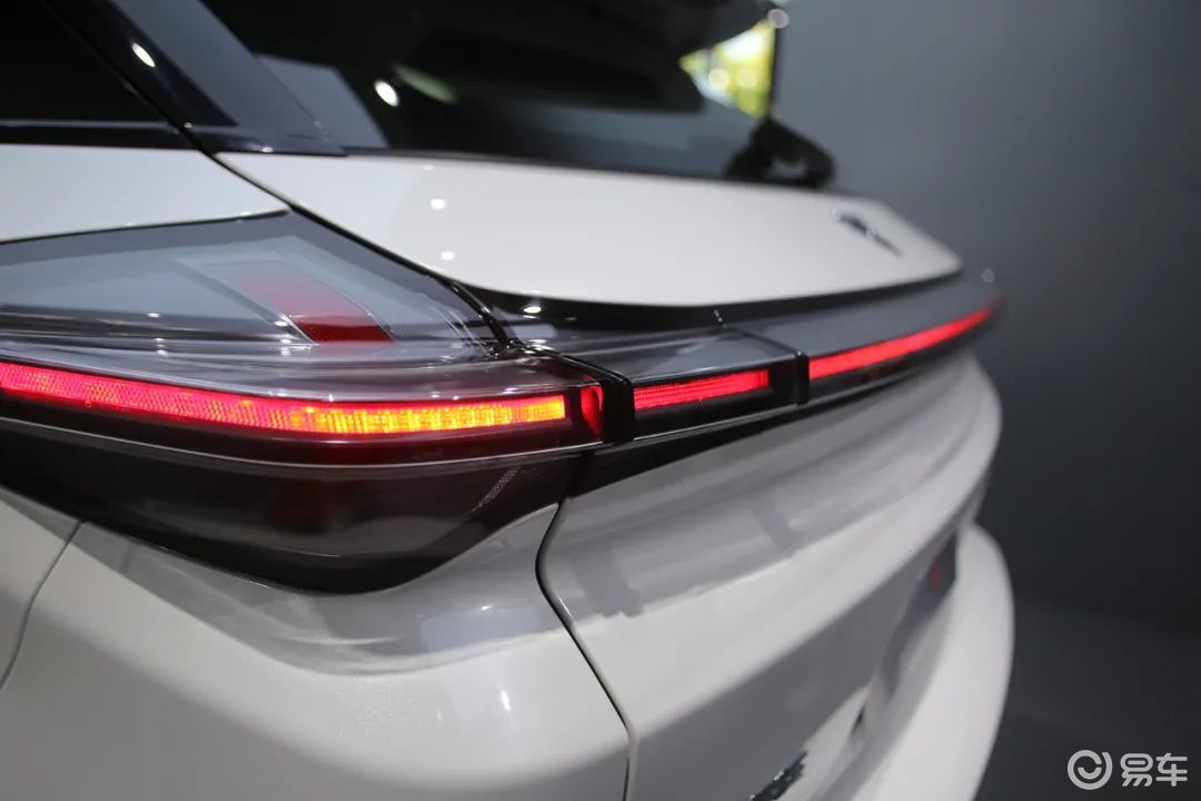 哪吒u上海到店体验,外观设计内饰做工不错,透明a柱需选装