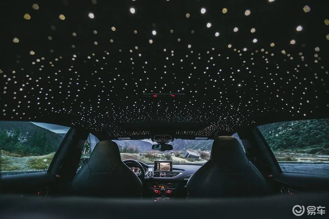 内饰车顶部分使用了alcantara包裹,并制作了1300颗"星星"的星空顶