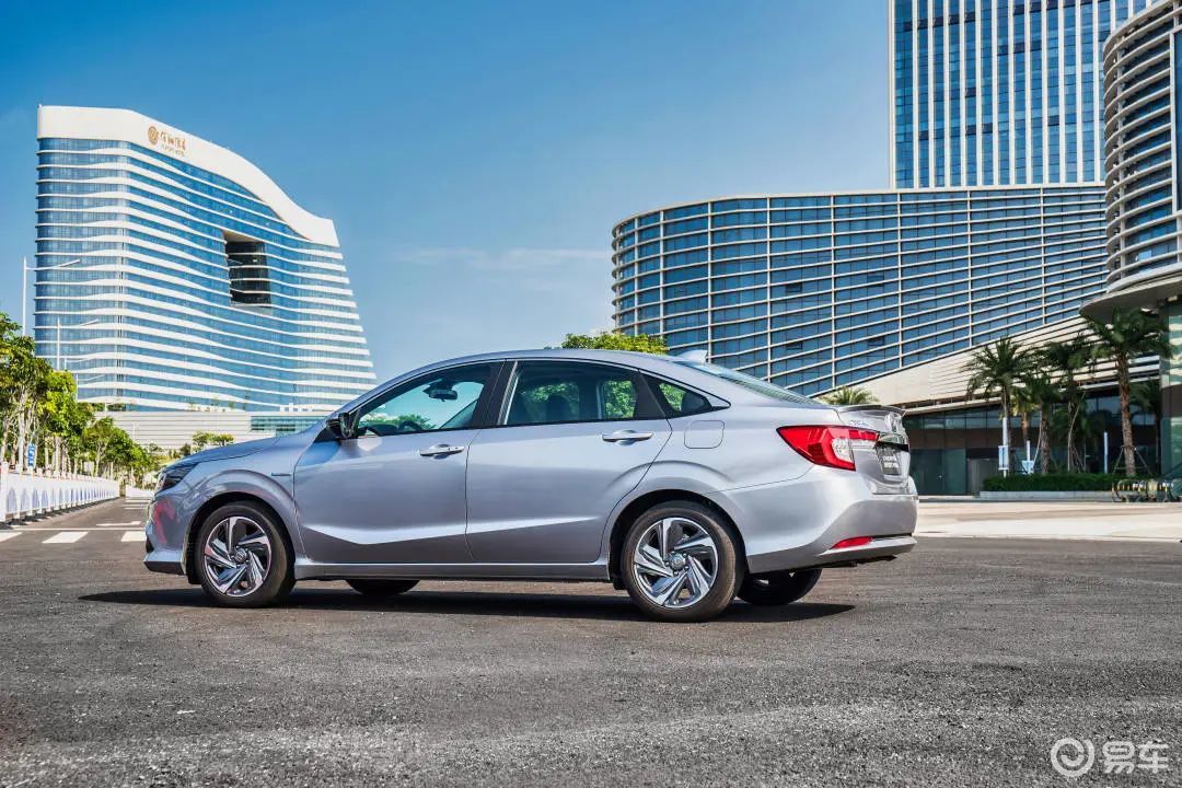 突破自我,不随大流等特质,主张"be superior领先一步"的品牌世界观