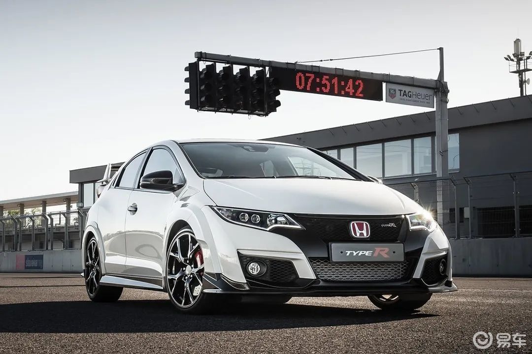 是type-r,type-r版本回归两厢结构,而且发动机k20c加入了涡轮增压技术