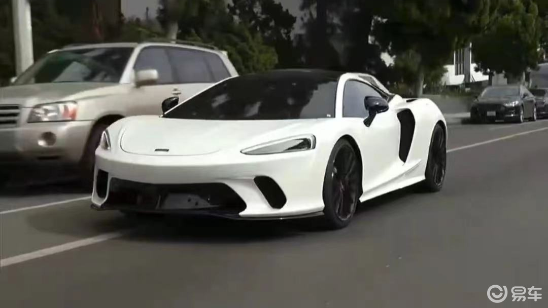 白色迈凯伦gt小跑
