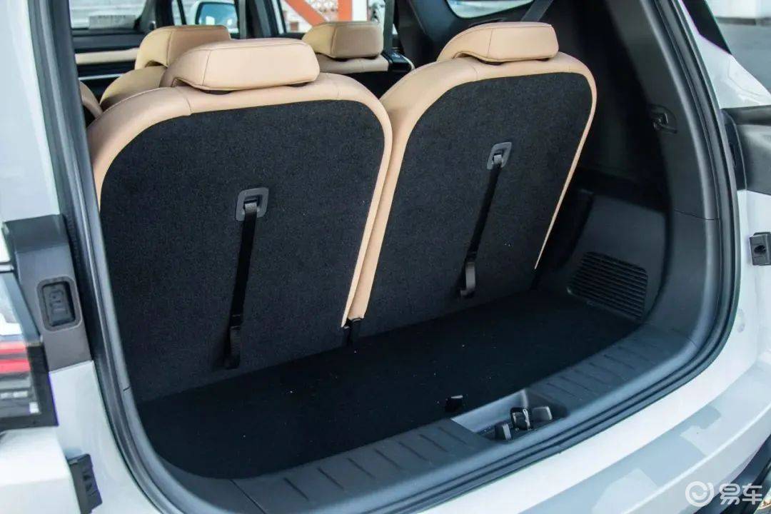 另外,豪越l的7座布局还能够进行更灵活的调整,能够形成7座,6座,5座等