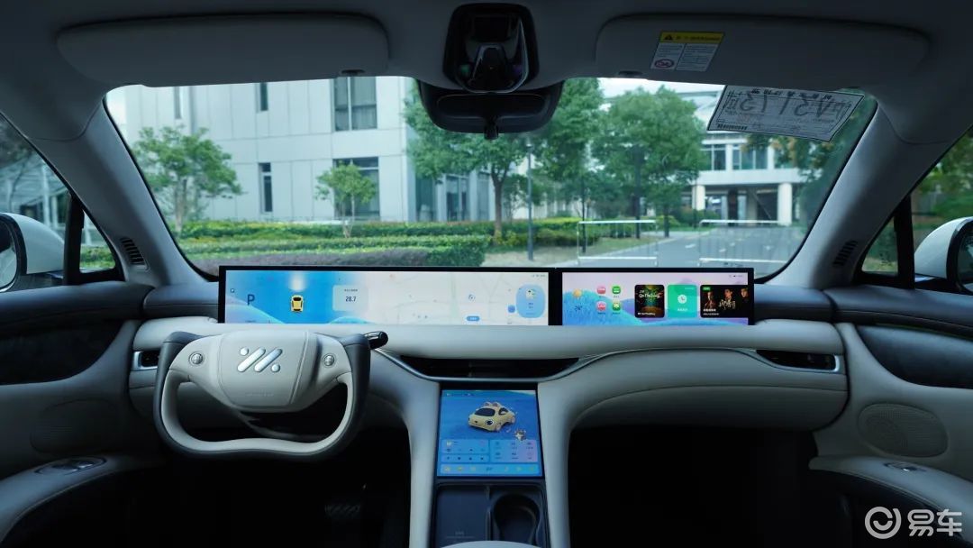 智己LS6仪表、HUD、向驾驶员倾斜的中控屏幕分别独立_易车