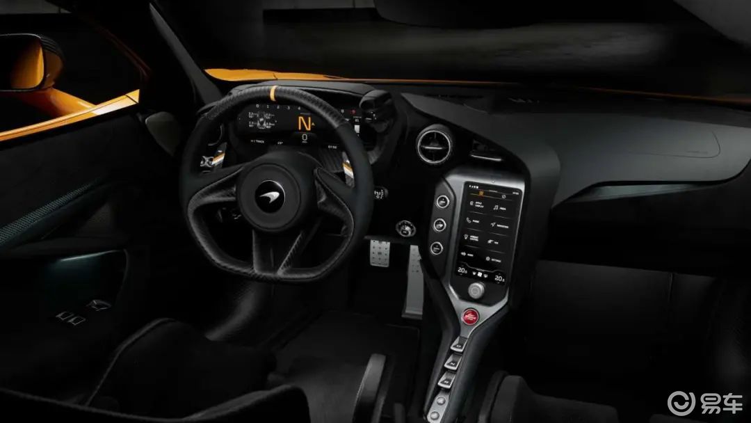 迈凯伦gt的方向盘回正标和碳纤维换挡拨片也提供印地橙点缀选装匹配