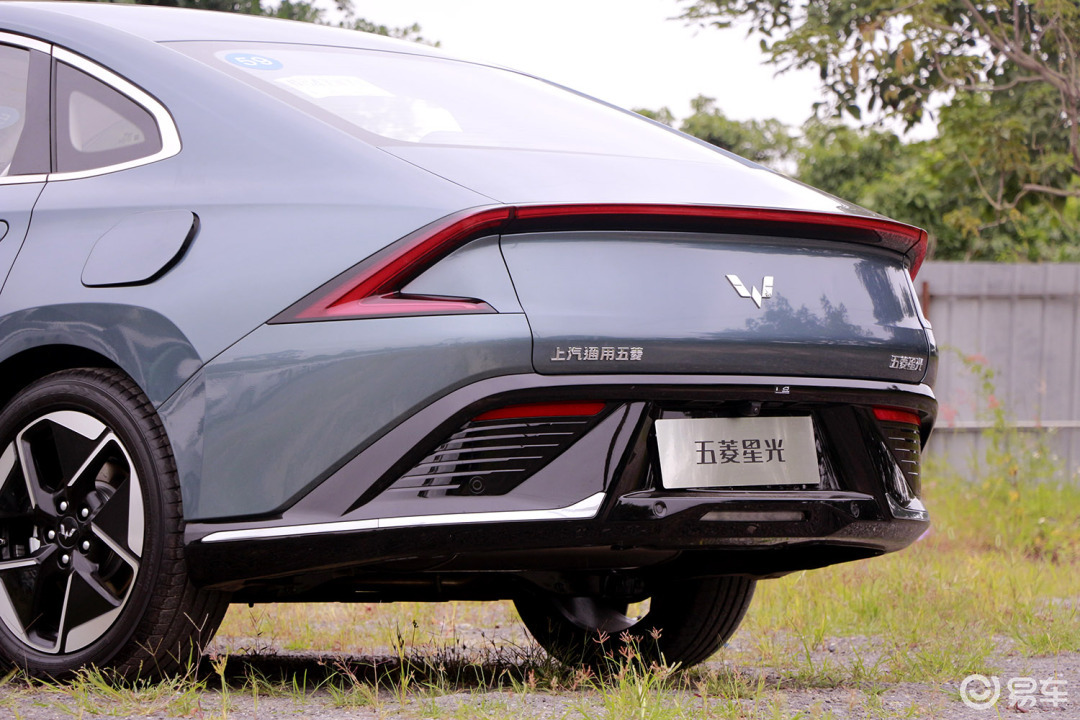 五菱星光的长宽高分别为4835/1860/1515mm车身侧面_易车