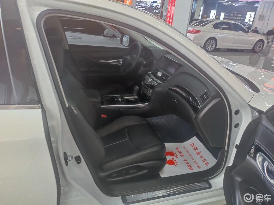 英菲尼迪q70lq70l后排空间远大于宝马5系和奥迪a6l_易车