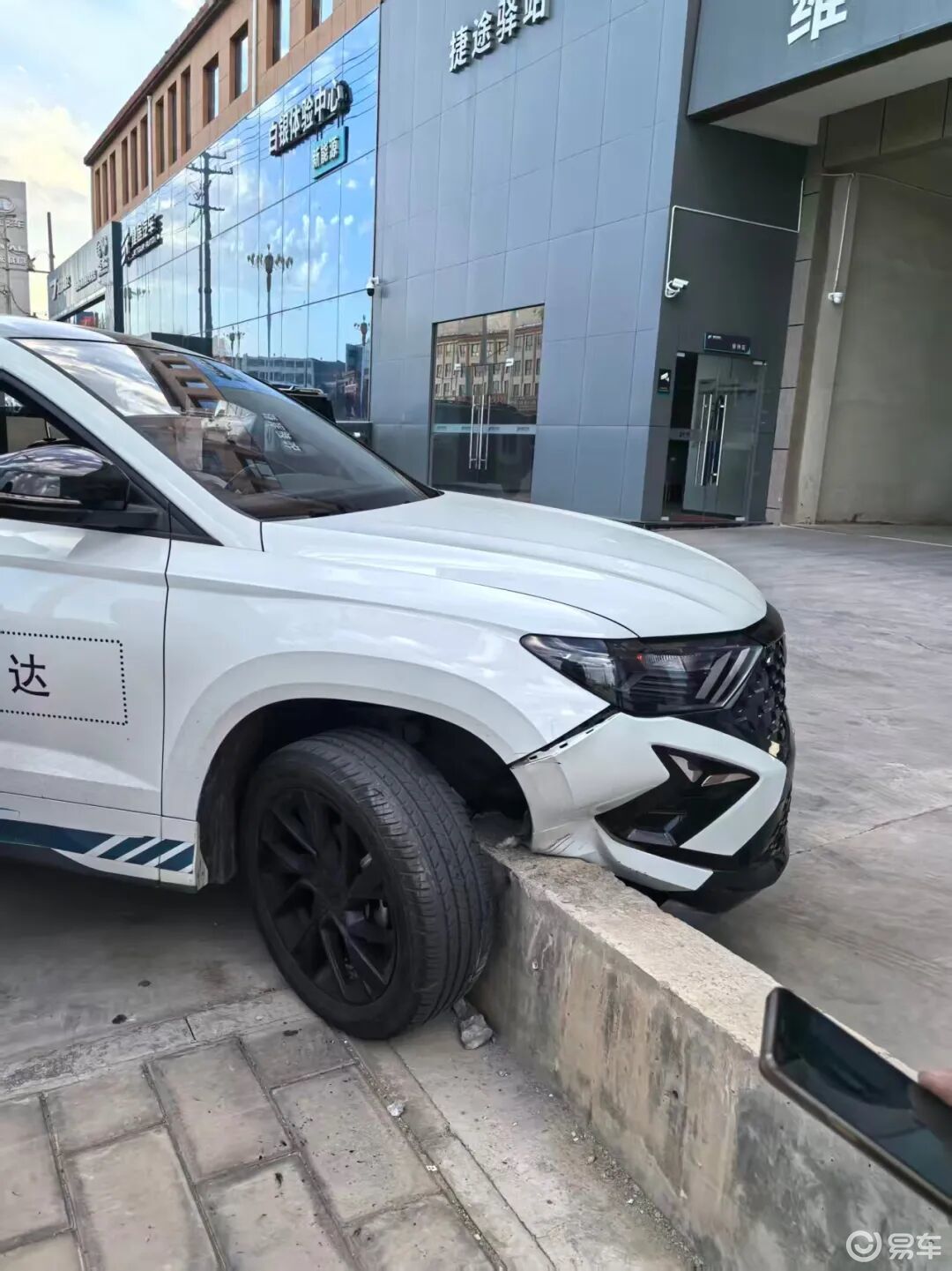 试驾捷达VS5发生撞车，4S店拒走保险反而要求买车？