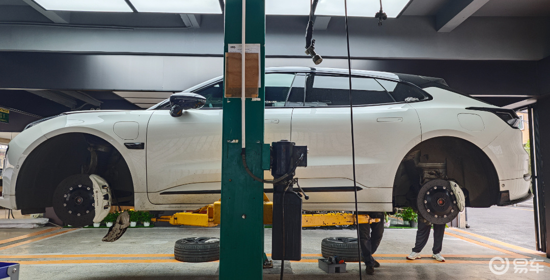 极氪001升级Guard Racing碳陶刹车套装！