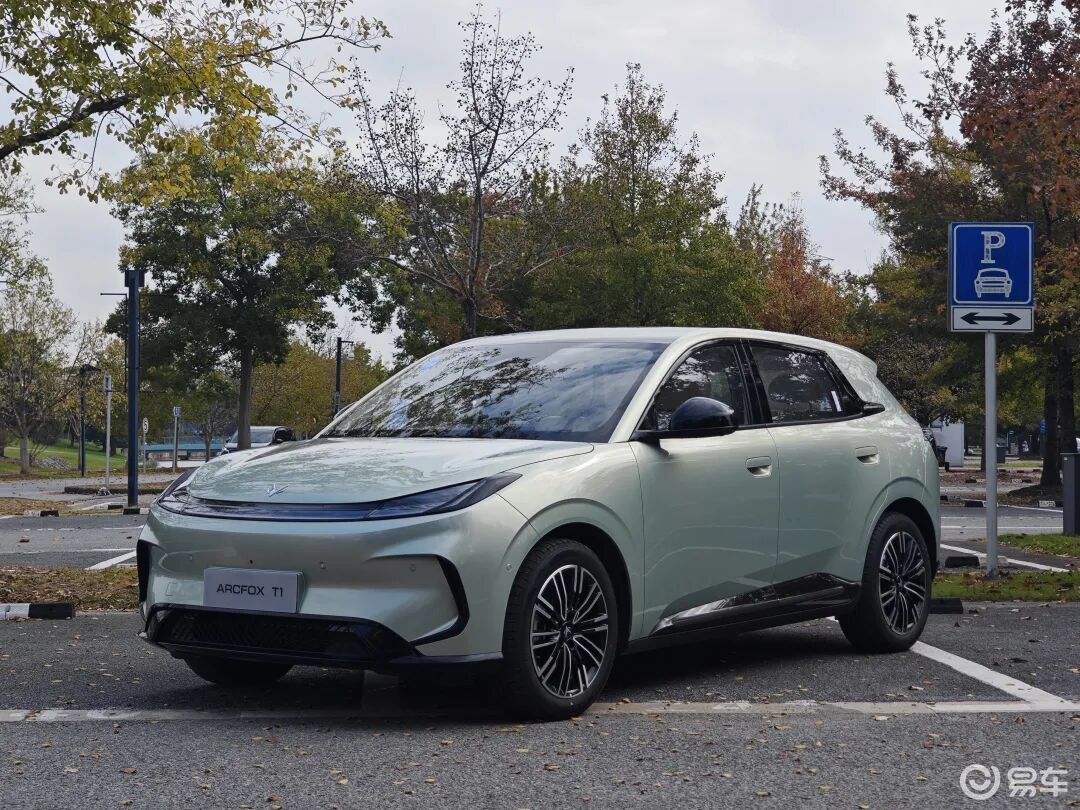 试驾丨极狐T1，一台小型电动SUV用什么来打动市场？