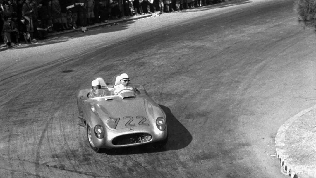 广州街头,惊现“移动的汽车博物馆”