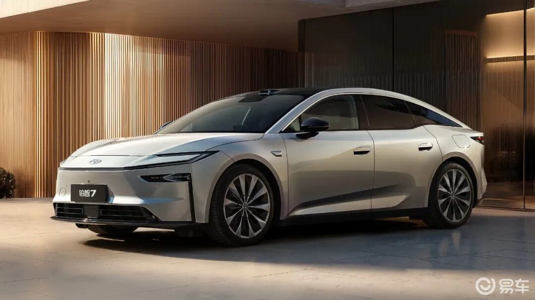 华系轿车亮相，车长5米1轴距超3米，最低不到20万？