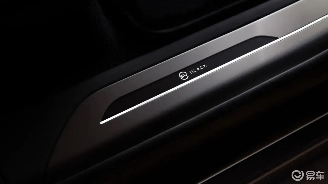 迈阿密首秀!揽胜SV Black把黑色玩到极致!