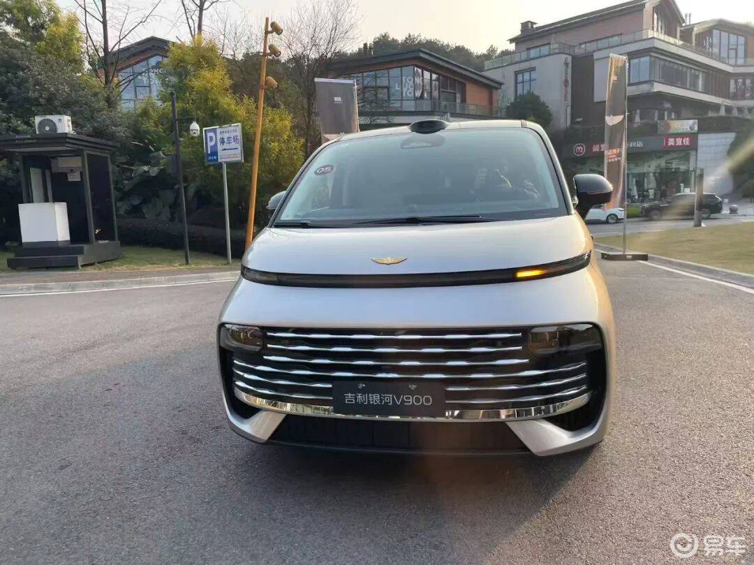 试驾吉利银河V900：空间大、配置高，过弯不甩尾，很舒适