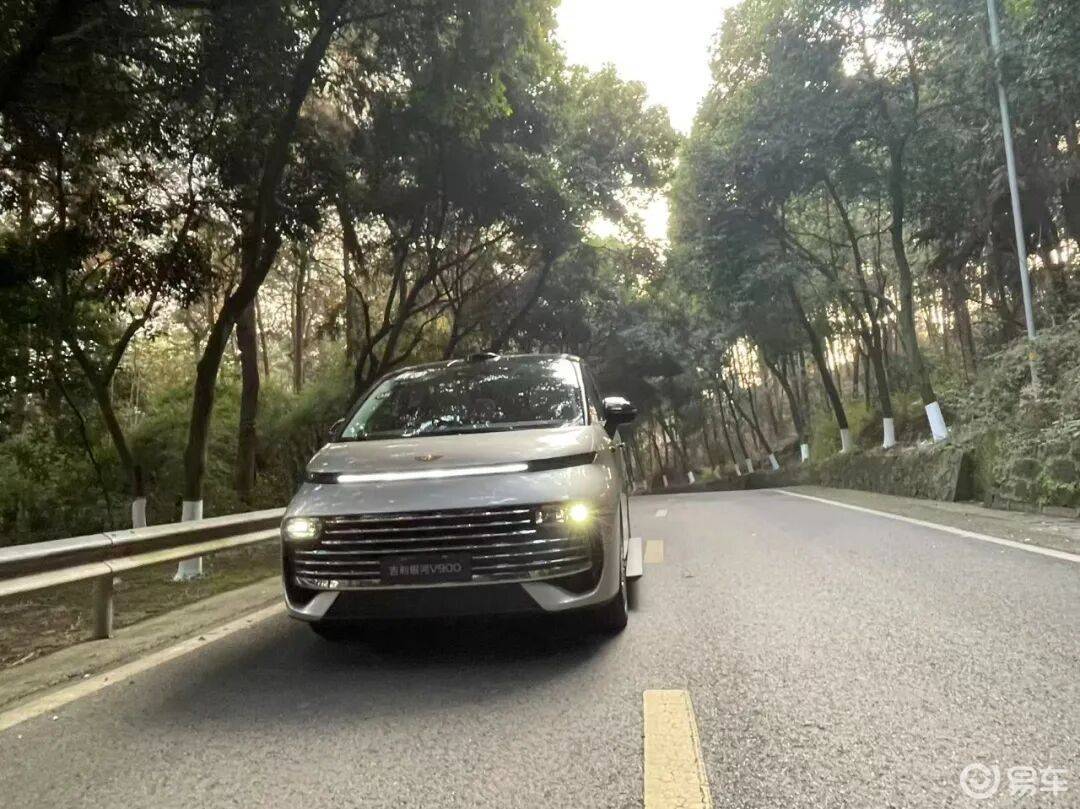 试驾吉利银河V900:空间大、配置高,过弯不甩尾,很舒适