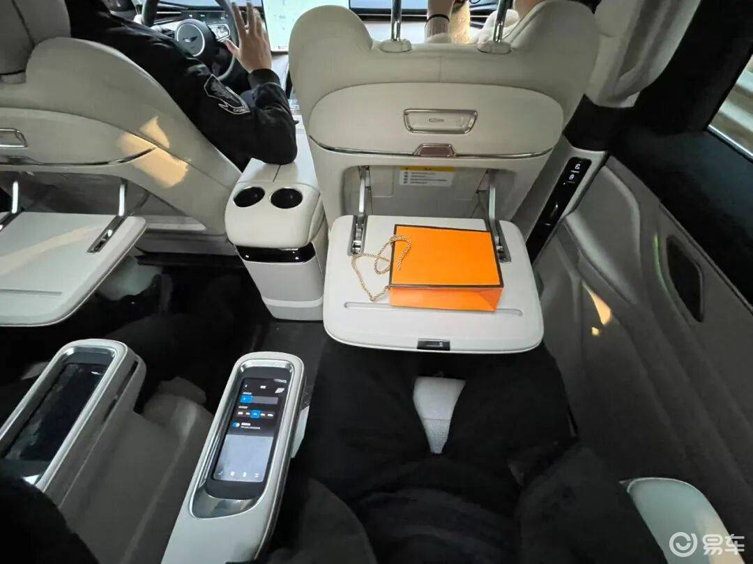 试驾吉利银河V900:空间大、配置高,过弯不甩尾,很舒适