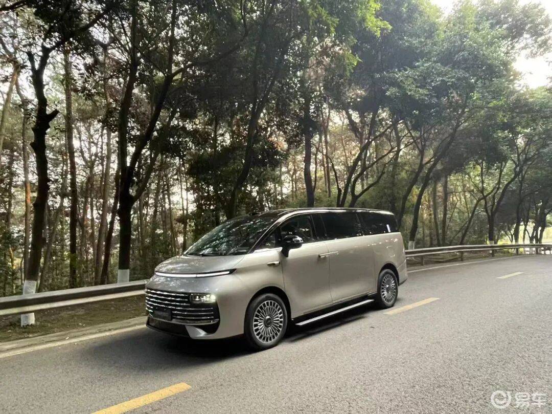 试驾吉利银河V900:空间大、配置高,过弯不甩尾,很舒适