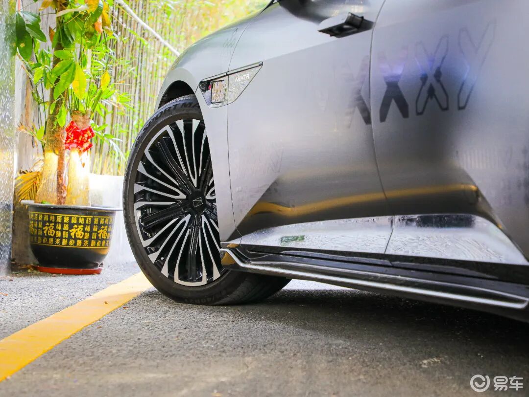 当未来轿跑换上GR锻造轮毂，阿维塔12瞬间全场瞩目！