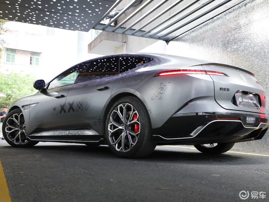 当未来轿跑换上GR锻造轮毂，阿维塔12瞬间全场瞩目！