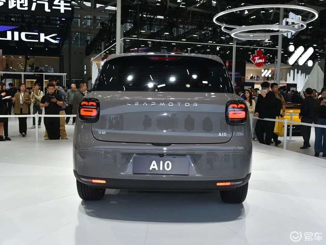 全新系列!零跑A10内饰发布